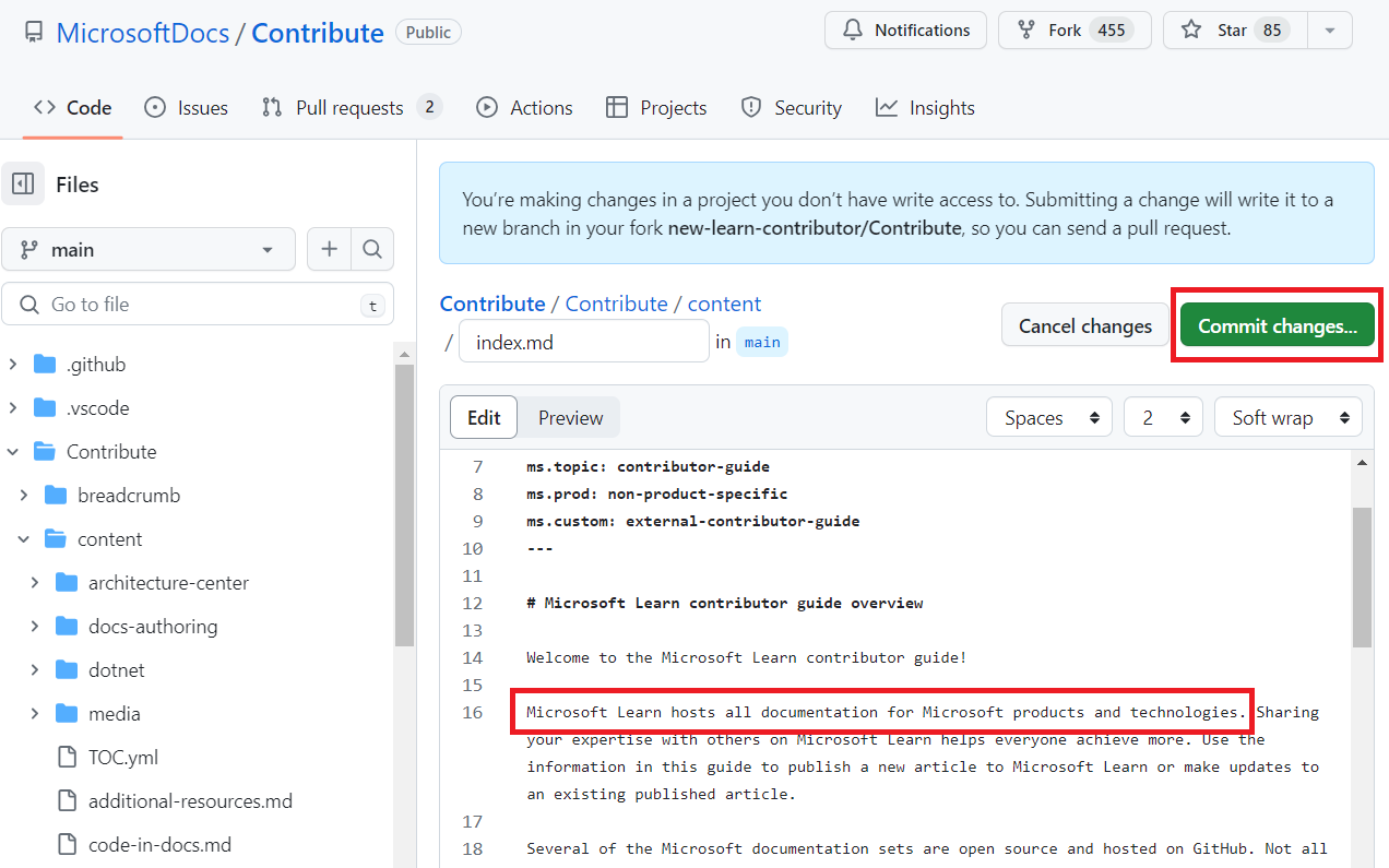 لقطة شاشة لملف المساهمة الذي تم تحريره بجملة جديدة وتمييز الزر Commit changes.