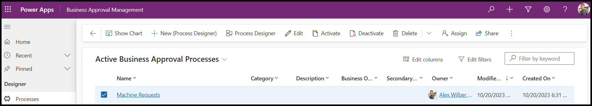 لقطة شاشة لشاشة إدارة موافقات الأعمال، توضح تحديد طلبات الجهاز.