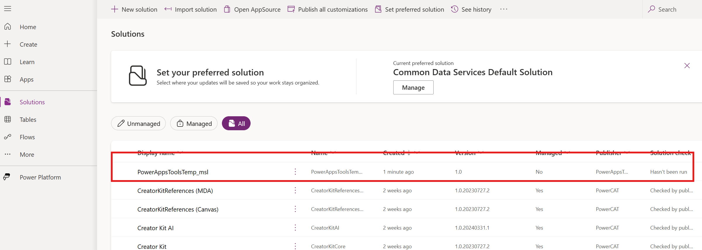 لَقطَة شَاشة لقَائمة حلول البيئة معَ مستطيل أحمر حول حَل أدوات Power Apps.