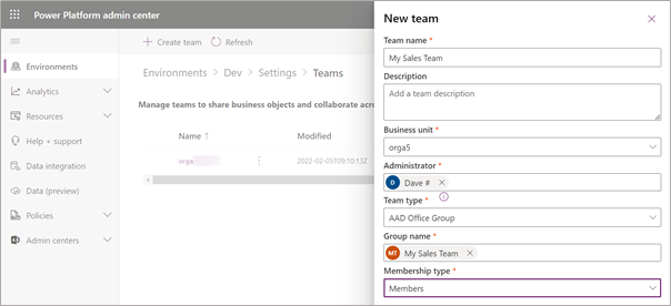 لقطة شاشة توضح عملية إنشاء فريق جديد وربطه بمجموعة مكتبية في مركز مسؤولي Microsoft Power Platform.