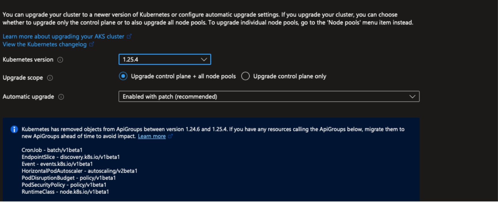 Captura de pantalla de la hoja de actualización de un clúster de AKS en Azure Portal. El campo de actualización automática muestra la opción 
