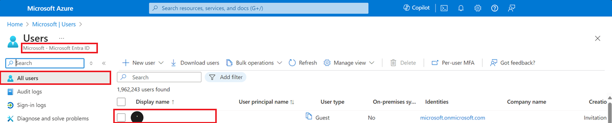 Captura de pantalla que muestra la página Todos los usuarios de Azure Portal. La información sobre un usuario es visible, pero no se puede descifrar.