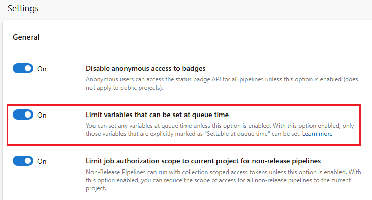 Captura de pantalla de la opción habilitada que limita las variables que se pueden establecer en tiempo de cola en el nivel de organización.
