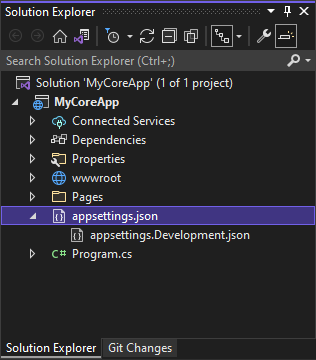 Captura de pantalla en la que se muestra appsettings.json seleccionado y expandido, que expone appsettings.Development.json, en el Explorador de soluciones en Visual&nbsp;Studio.