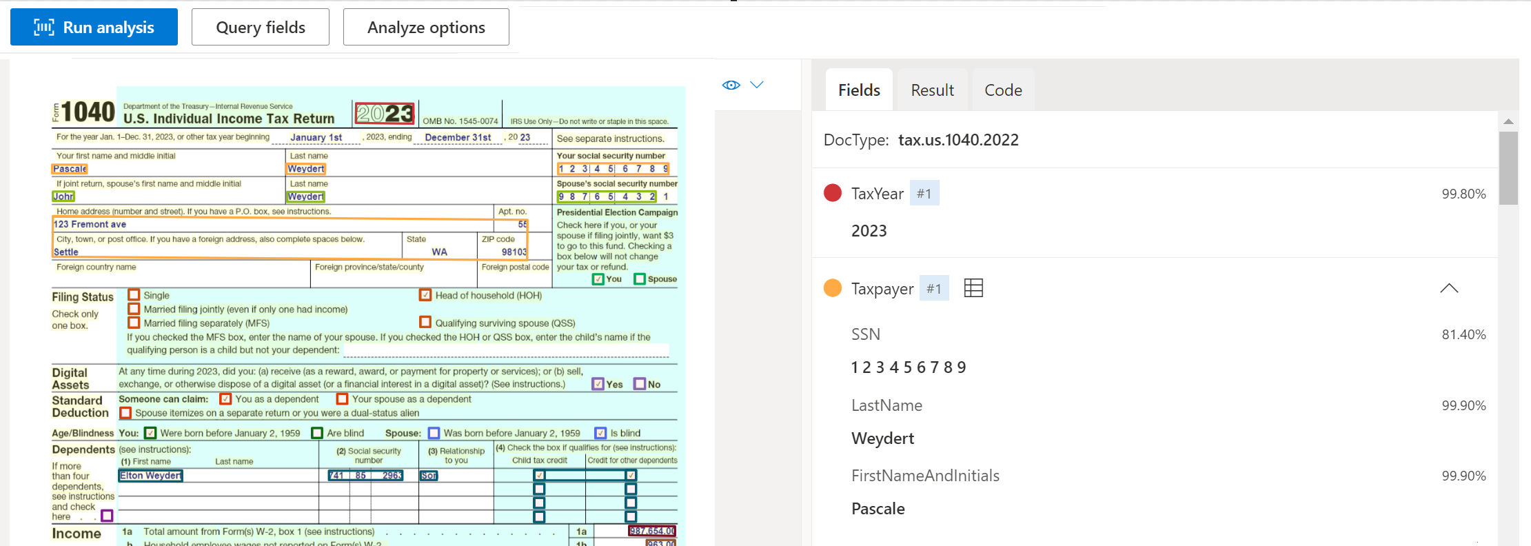Snímek obrazovky s analýzou modelu daňového formuláře 1040 v USA pomocí nástroje Document Intelligence Studio