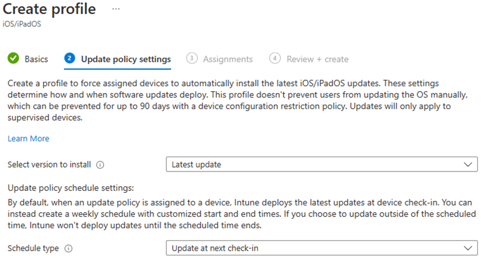 Snímek obrazovky znázorňující vybranou verzi pro instalaci a naplánování nastavení aktualizací softwaru pro zařízení s iOS/iPadOS v Centru pro správu Microsoft Intune