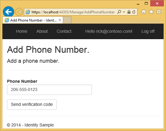 Snímek obrazovky znázorňující stránku aplikace A S P dot NET Add Phone Number (Přidat telefonní číslo) Vzorové telefonní číslo je vyplněné tlačítkem Poslat ověřovací kód pod ním.
