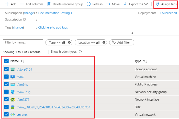 Snímek obrazovky s Azure Portal zobrazující více prostředků vybraných pro hromadné přiřazení značek