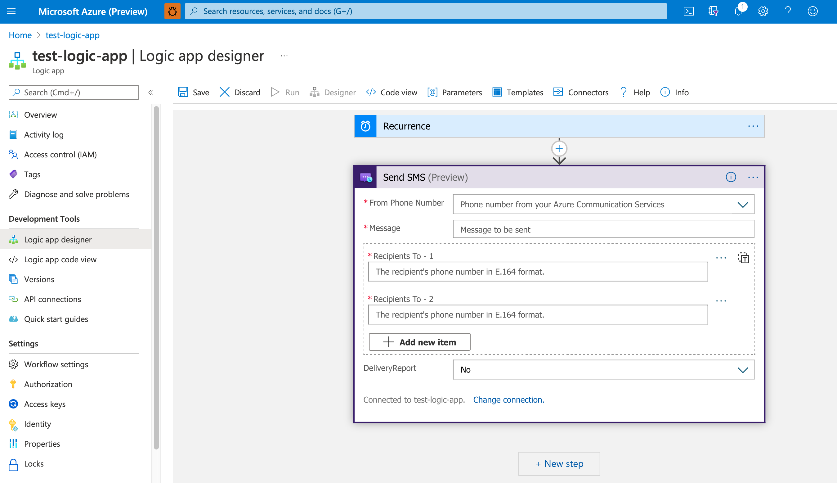 Snímek obrazovky s webem Azure Portal, který je otevřený v Návrháři aplikace logiky, a ukazuje ukázkovou aplikaci logiky, která používá akci Odeslat SMS pro konektor Azure Communication Services.