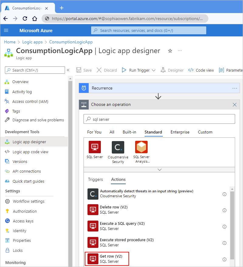 Snímek obrazovky znázorňující aplikaci logiky Azure Portal, návrháře pracovního postupu pro aplikaci logiky Consumption, vyhledávací pole s sql serverem a vybranou možnost Získat řádek v seznamu Akce