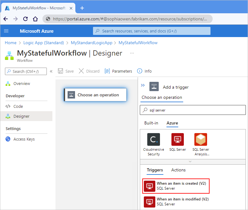 Snímek obrazovky znázorňující Azure Portal, návrhář pracovního postupu aplikace logiky úrovně Standard, vyhledávací pole s vybranou aktivační událostí SQL Server a Po vytvoření položky