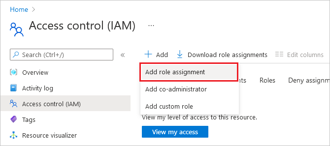 Snímek obrazovky znázorňující stránku řízení přístupu (IAM) s otevřenou nabídkou Přidat přiřazení role