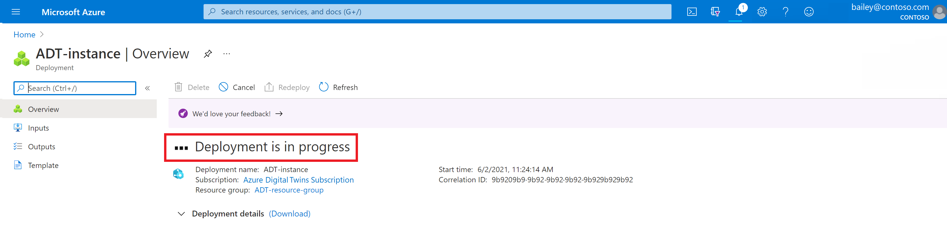 Snímek obrazovky se stránkou nasazení služby Azure Digital Twins na webu Azure Portal Na stránce je uvedeno, že probíhá nasazení.