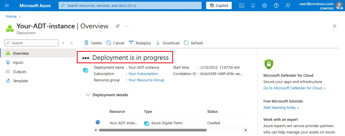 Snímek obrazovky se stránkou nasazení služby Azure Digital Twins na webu Azure Portal Na stránce je uvedeno, že probíhá nasazení.