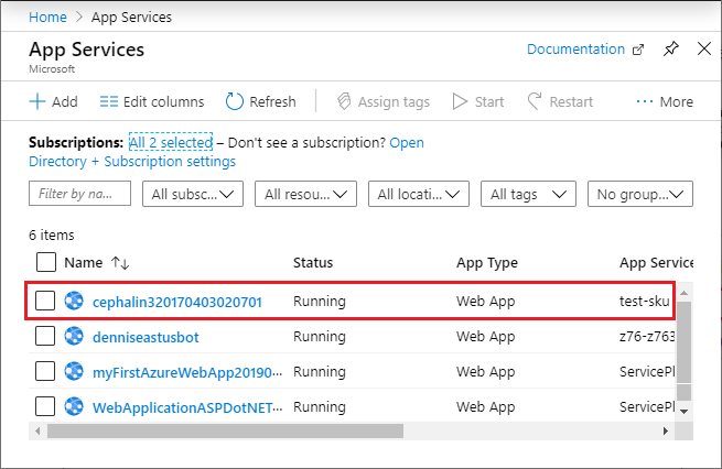 Snímek obrazovky se stránkou App Services v Azure Portal se seznamem všech spuštěných webových aplikací se zvýrazněnou první aplikací v seznamu