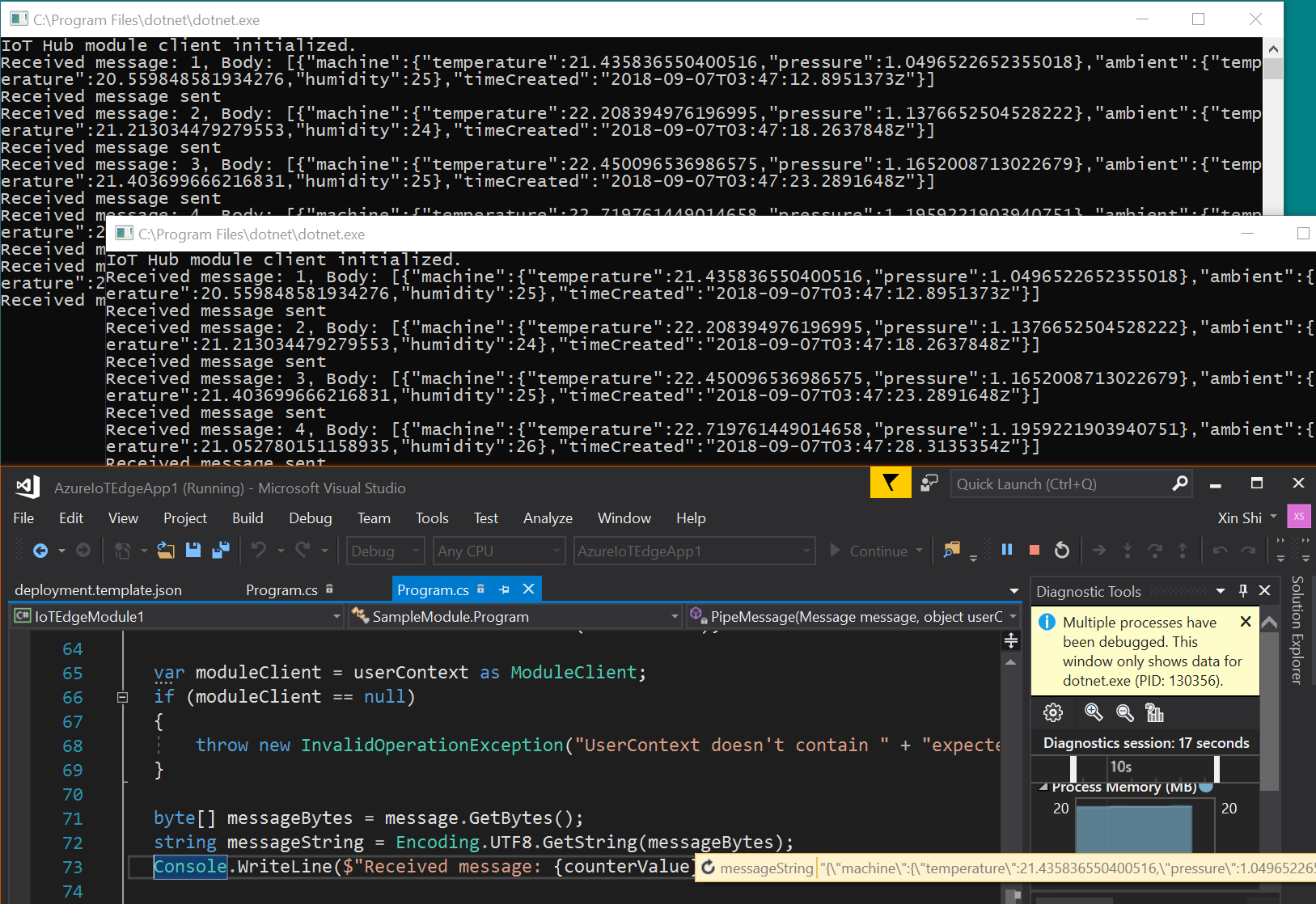 Snímek obrazovky sady Visual Studio se dvěma výstupními konzolami