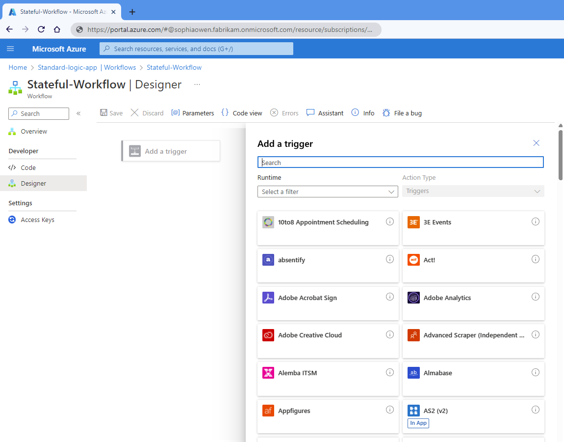 Snímek obrazovky znázorňující Azure Portal, návrháře standardní aplikace logiky s prázdným pracovním postupem a konektory s galerií triggerů