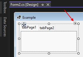Návrhář Windows Forms v sadě Visual Studio, který zobrazuje tlačítko chytré značky ovládacího prvku záložky.