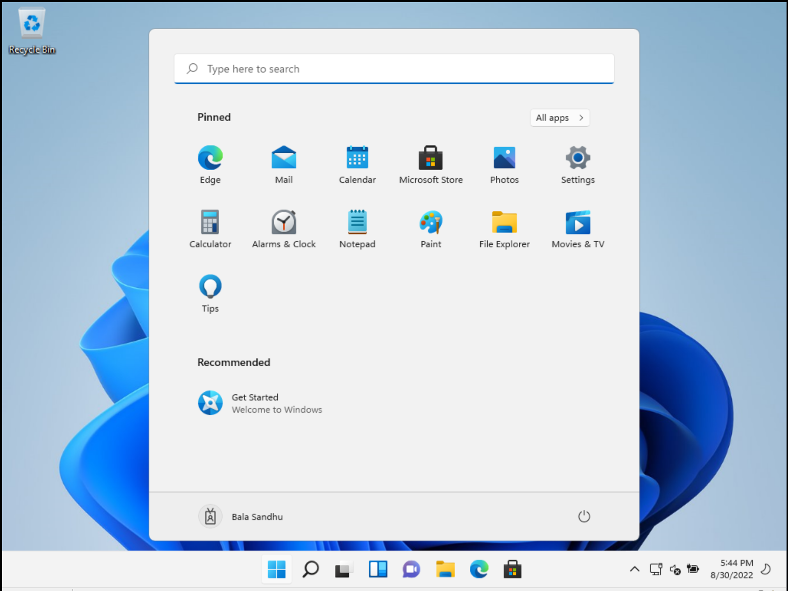 Snímek obrazovky s Windows 11 na ploše po prvním spuštění prostředí, ke které se Microsoft Entra připojil