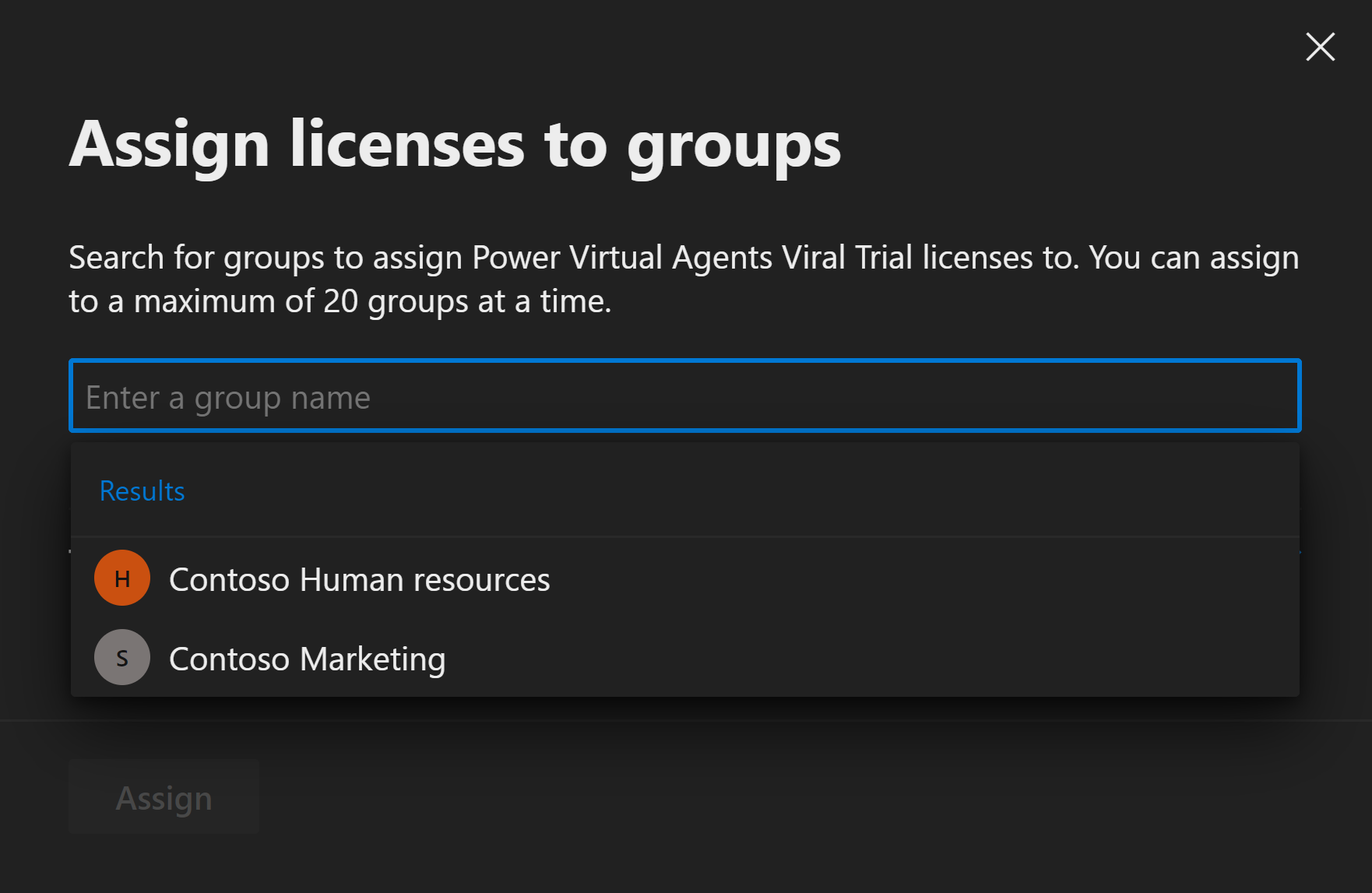 Snímek obrazovky portálu, který uživatelům umožňuje zvolit skupinu, která se má použít pro přiřazení licencí