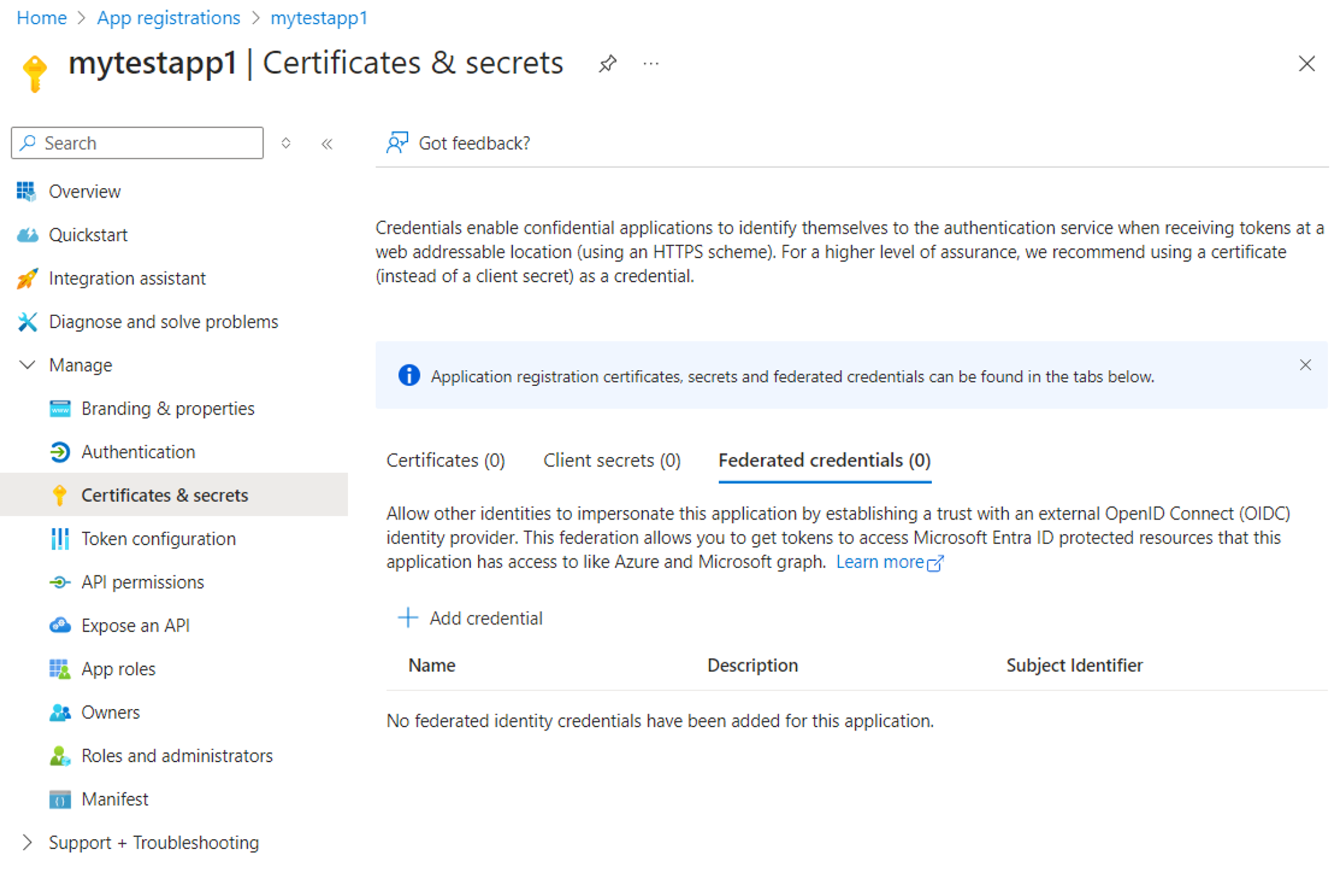 Snímek obrazovky s podoknem certifikátů a tajných kódů v Centru pro správu Microsoft Entra se zvýrazněnou kartou federovaných přihlašovacích údajů