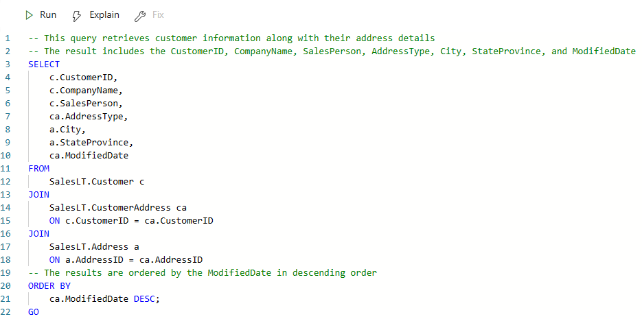 Snímek obrazovky z portálu Fabric s komentáři přidanými pomocí Copilotu v kódu T-SQL