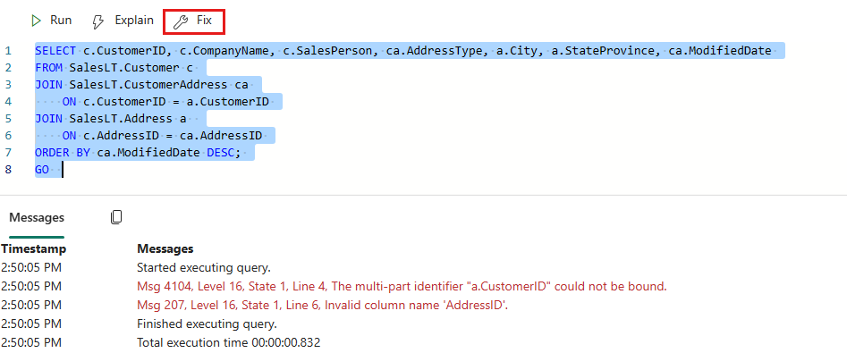 Snímek obrazovky z portálu Fabric s rychlou akcí Opravit a dotazem T-SQL s chybou