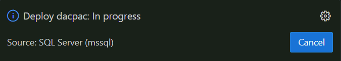 Snímek obrazovky z editoru Visual Studio Code zobrazující oznámení nasazení dacpac: probíhá.