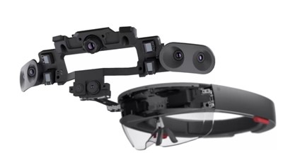 HoloLens má senzory pro pochopení prostředí a uživatelských akcí.