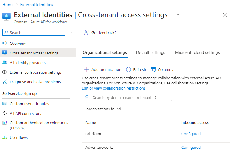 Snímek obrazovky s nastavením přístupu mezi tenanty v Microsoft Entra ID s nakonfigurovanými dvěma externími organizacemi