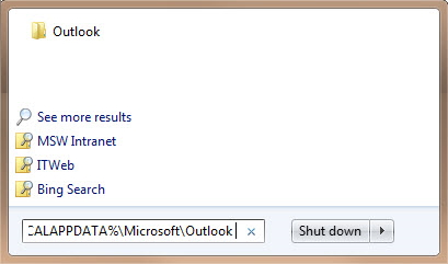 Snímek obrazovky s výsledkem hledání, kde složka Outlook je uvedena v horní části okna.