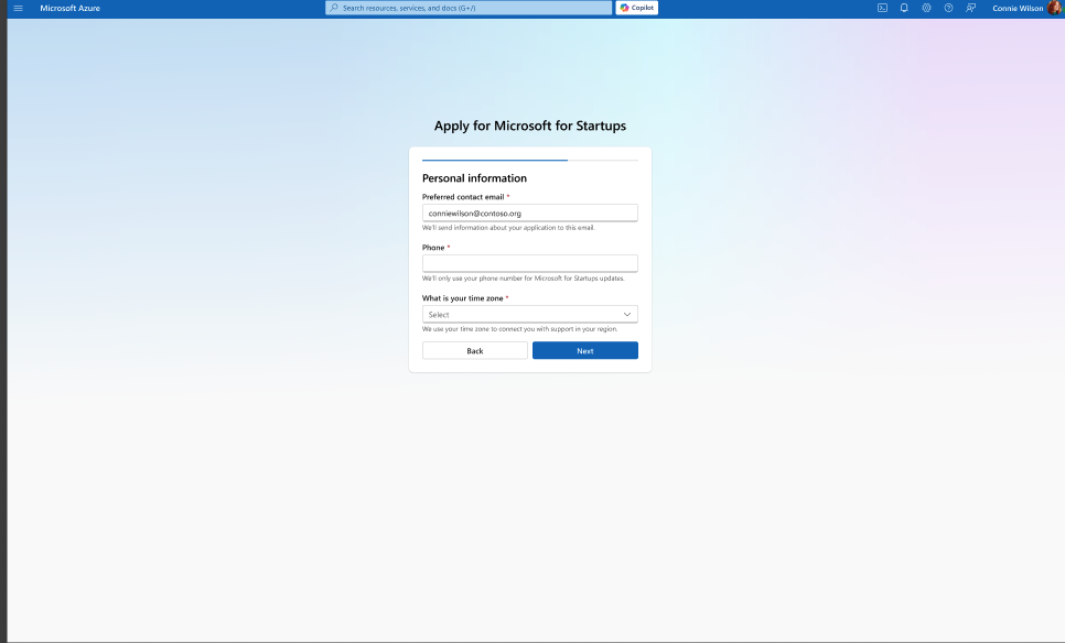 Formulář osobních údajů: kontaktní e-mail, telefon a časové pásmo.