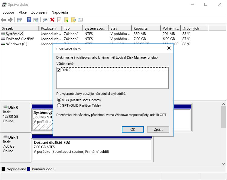 Snímek obrazovky s upozorněním nástroje Správa disků na neinicializovaný datový disk na virtuálním počítači