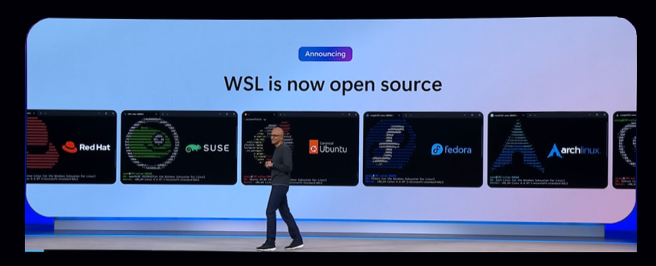 Snímek obrazovky ukazující Satya, jak na konferenci Build 2025 představuje open-sourceový WSL.