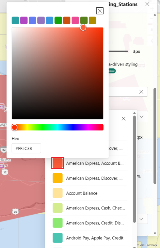Et screenshot, der viser et Fabric Maps-tilpasningspanel, der viser en farve efter dropdown-menu med kategorivalg. Hver kategori har en tilknyttet farveprøve, der spænder fra mørkerød til orange til turkis. Et farvevælgerinterface vises ovenfor, der viser en gradient fra lys rød til mørkerød med en tone-skyder og hex-farveindtastningsfelt. Brugere kan vælge et hvilket som helst kategorinavn for at åbne farvevælgeren og tildele en brugerdefineret farve til den specifikke kategori for datadrevet styling på kortet.
