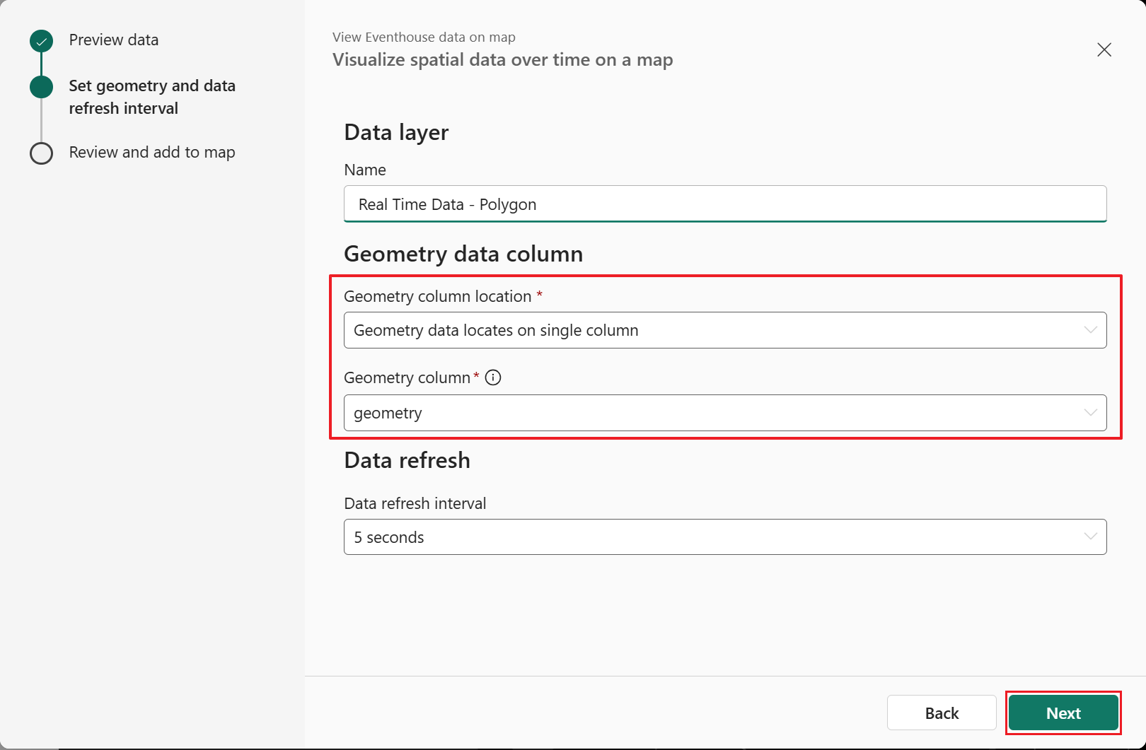 Skærmbillede af Fabric Maps Sets geometri og dataopdateringsinterval konfigurationstrin for enkelt geometrikolonne. Formularen viser et datalagsnavnefelt med seneste flyvedata - USA, Geometry data-kolonne dropdown sat til Geometry data placeres på en enkelt kolonne med et geometri-kolonnefelt udfyldt, og Data refresh dropdown sat til 5 sekunder. Venstre sidebjælke viser tretrins fremskridtsindikatoren med Set geometri og dataopdateringsinterval fremhævet. Tilbage og Næste-knapperne vises nederst til højre.