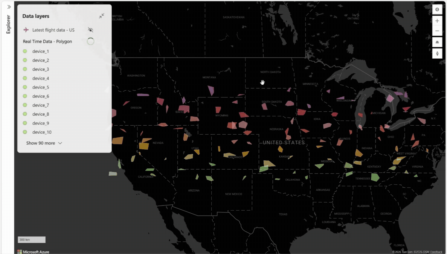 Animeret demonstration af Fabric Maps, der viser et polygonlag, der opdateres i realtid, efterhånden som nye flyvedata ankommer. Kortet viser farvede polygoner over hele USA, der repræsenterer datapunkter, med lagkonfigurationspanelet synligt i venstre side. Polygonerne ændrer farve og position, efterhånden som dataene opdateres hvert 5. sekund, hvilket illustrerer, hvordan live Kusto-data flyder ind i kortvisualiseringer.