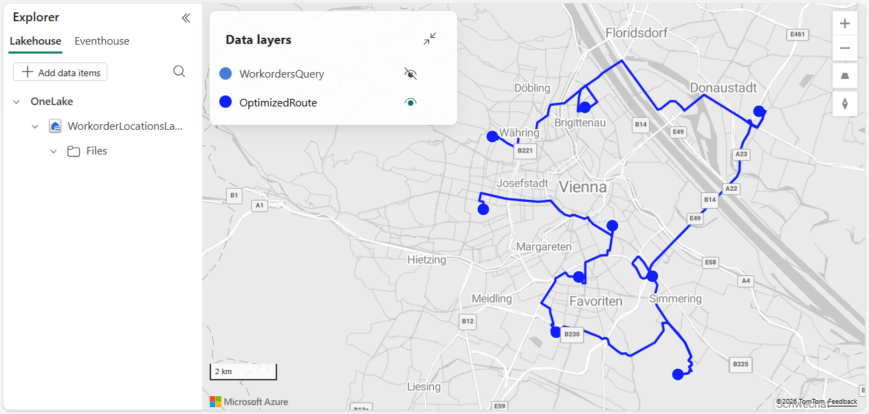 Et screenshot af Microsoft Fabric Maps, der viser et gadekort over Wien, Østrig, med en optimeret rute vist som blå linjer, der forbinder ni nummererede waypoints. Explorer-panelet til venstre viser fanen Lakehouse udvidet med WorkorderLocationsLakehouse, som indeholder en Files-mappe med OptimizedRoute.geojson og WorkorderLocations.csv filer. Datalagspanelet viser to lag: WorkordersQuery med synlighed slået fra, og OptimizedRoute, der viser den forbundne rutesti med nummererede stop fra 1 til 9, som angiver den optimerede besøgssekvens.