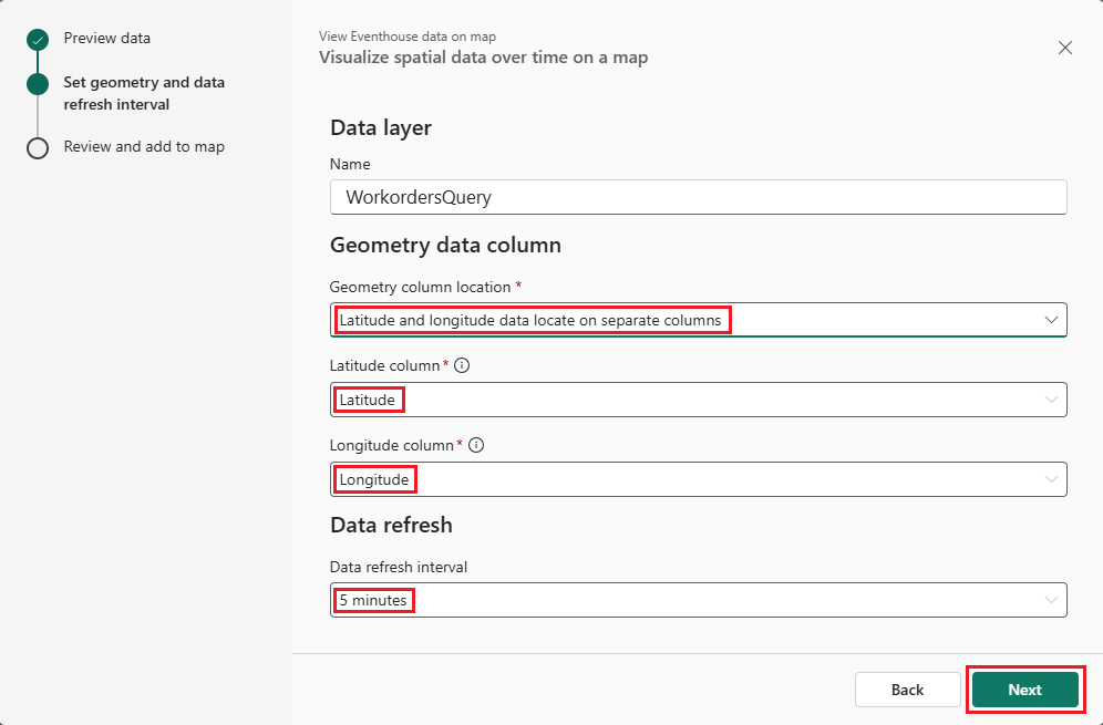 Et screenshot af Microsoft Fabric-dialogen med titlen View Eventhouse data på kortet, der viser konfigurationstrinnet for Set geometri og dataopdateringsintervallet. En venstre sidebjælke viser tre arbejdsgangstrin med flueben for at angive Forhåndsvisningsdata er færdig, og at Set-geometri og dataopdateringsinterval aktuelt er aktivt. Hovedpanelet indeholder en Datalagssektion med et Navn-felt, der indeholder WorkordersQuery, efterfulgt af en Geometri-datakolonnesektion med tre dropdowns: Geometri-kolonneplacering sat til Breddegrad og længdegradsdata placeret i separate kolonner, Breddegrad-kolonne sat til Breddegrad og Længdegrad sat til Længdegrad. Nedenfor er en dataopdateringssektion med en dropdown for dataopdateringsinterval sat til 5 minutter. Tilbage og Næste-knapperne vises nederst til højre.