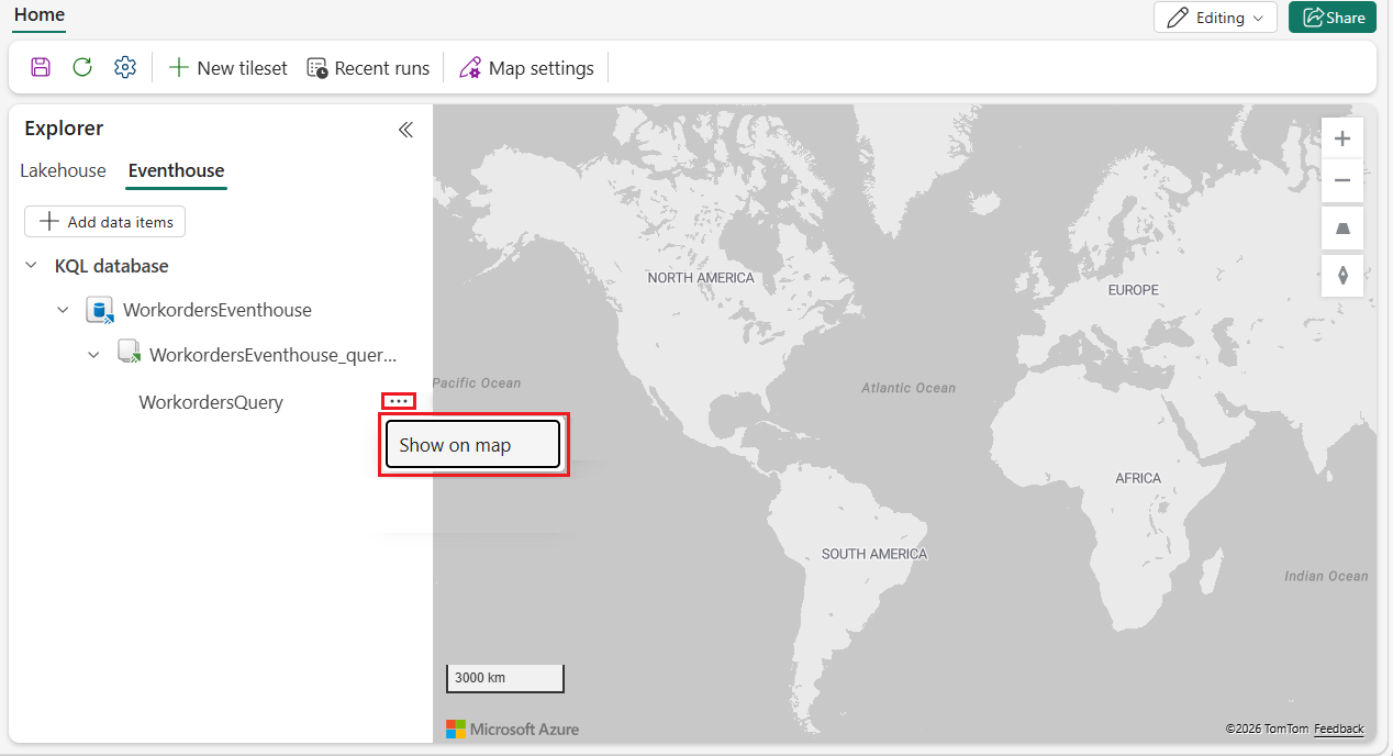 Et screenshot af Microsoft Fabric Maps Explorer-panelet, der viser en hierarkisk træstruktur med KQL-databasesektionen udvidet. Træet viser WorkordersEventhouse, der indeholder Workorders-Event tabel og WorkordersQuery-forespørgselssæt. En ellipsemenu er åben ved siden af WorkordersQuery, hvilket afslører muligheder, herunder Vis på kortet markeret med en rød rektangel kant.