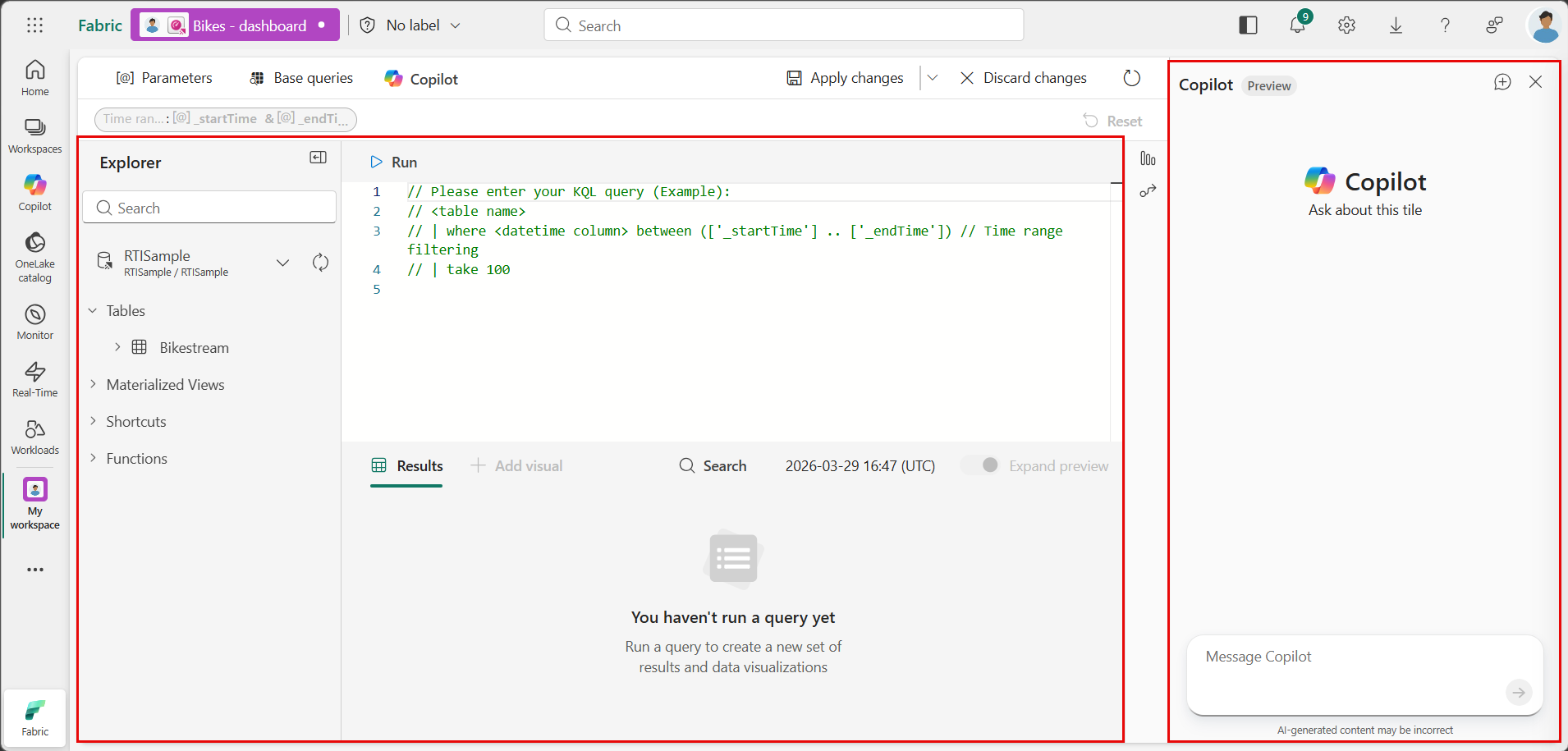 Skærmbillede af de tre paneler i fliseredigeringsvinduet: Stifinder, Kør forespørgsel og Copilot.