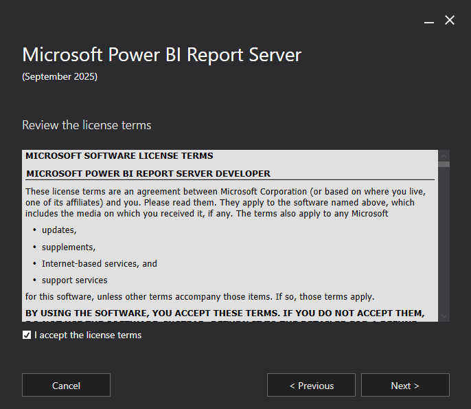 Skærmbillede af siden Gennemse licensvilkårene i installationsprogrammet til Power BI-rapportserver med afkrydsningsfeltet for accept af vilkårene markeret.