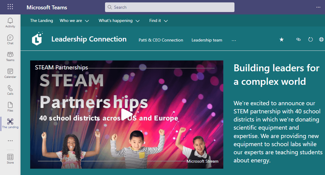 Startsiden for organisationens intranet vises via Viva Connections som en fane i Teams. Videoer vises på siden til anbefalet visning, populære videoer og videoafspiller.