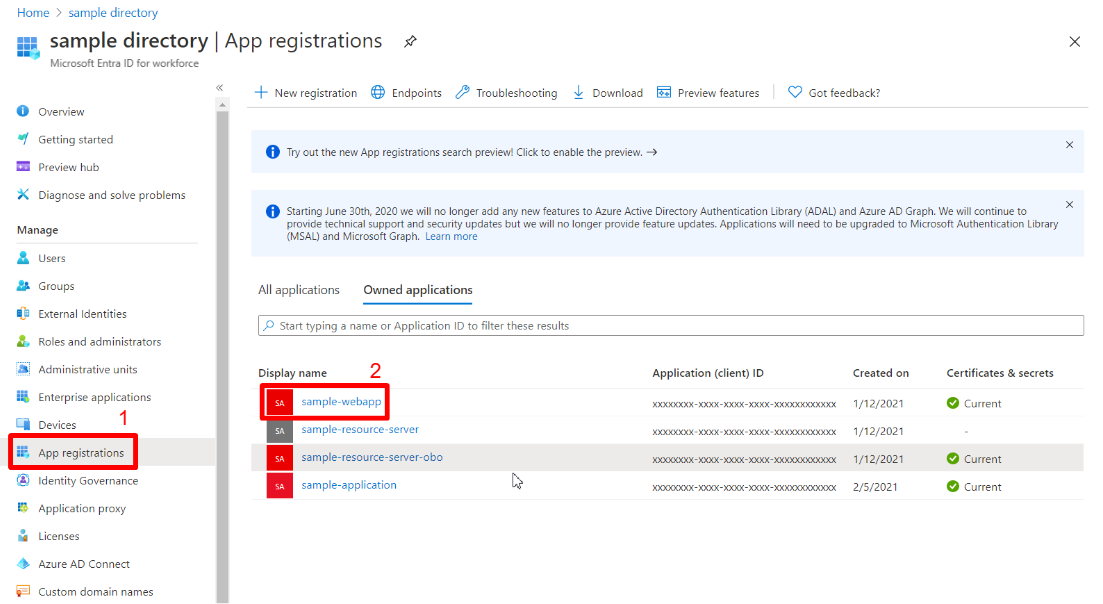 Screenshot Azure-Portal mit der Microsoft Entra App-Registrierungen Seite mit hervorgehobener Beispielwebapp.