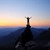 Miniaturansicht eines Bergs bei Sonnenuntergang mit Silhouette einer Person