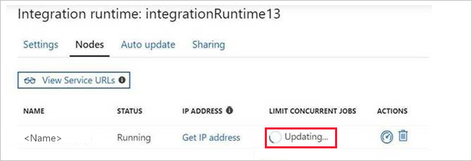 Screenshot des Bereichs „Knoten“ der Integration Runtime, in dem der Vorgang im Status "Wird aktualisiert" hängen geblieben ist.