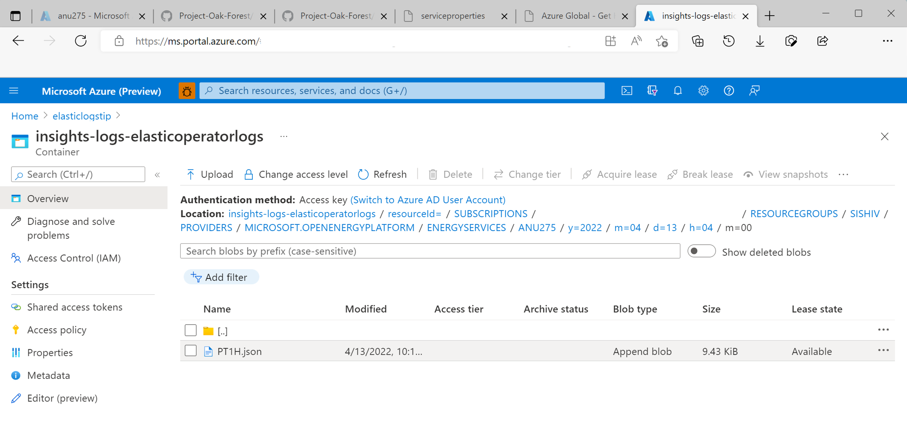 Screenshot der JSON-Dateiansicht im Speicherkonto. Das Bild zeigt den nachverfolgten Pfad aus Jahr, Monat, Datum und Uhrzeit zum Auffinden einer Protokolldatei.