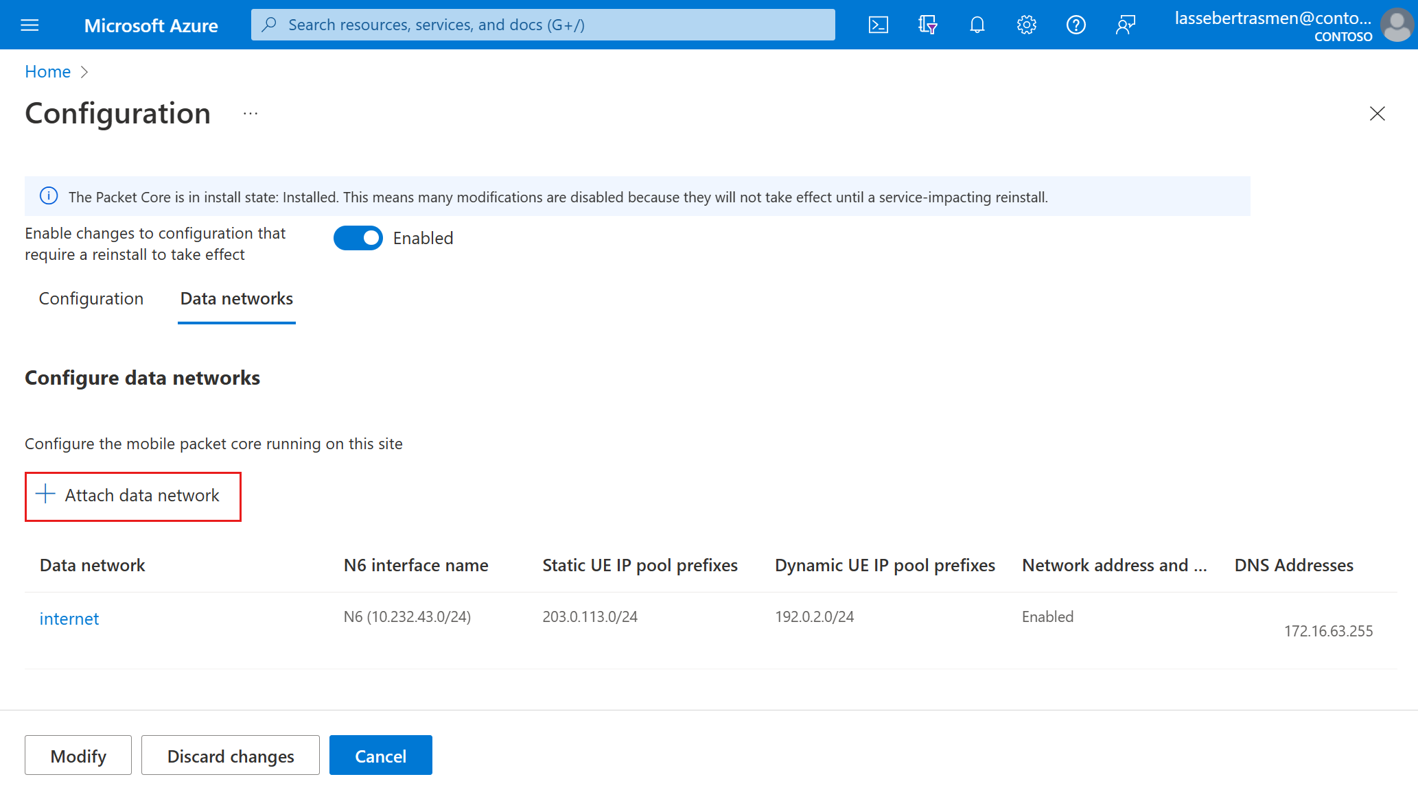 Screenshot: Azure-Portal mit Registerkarte „Datennetzwerk des Paketkerns ändern“. Die Option zum Anfügen eines Datennetzwerks ist hervorgehoben.