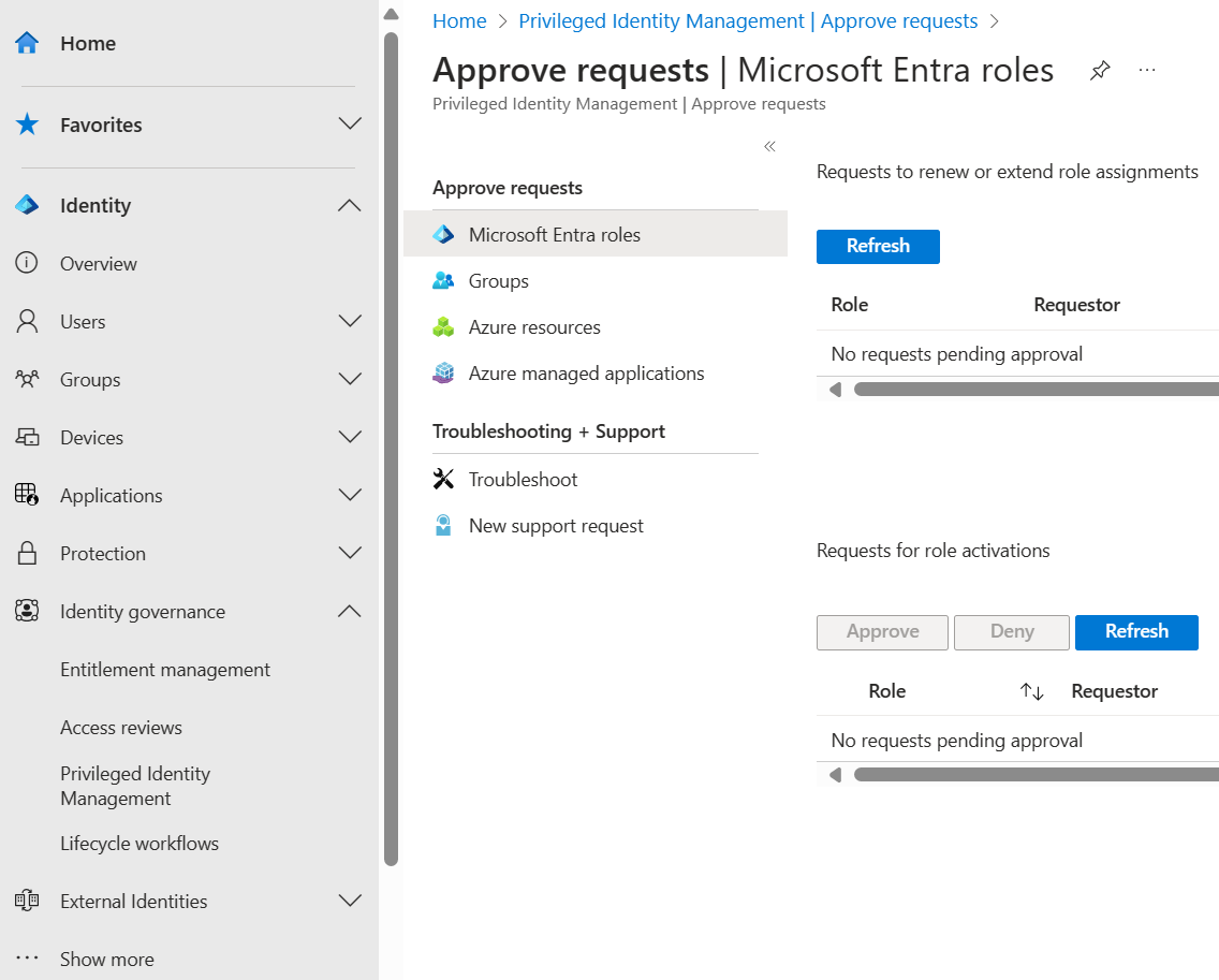Screenshot: Seite „Anforderungen genehmigen“ mit einer Anforderung zum Überprüfen von Microsoft Entra-Rollen.