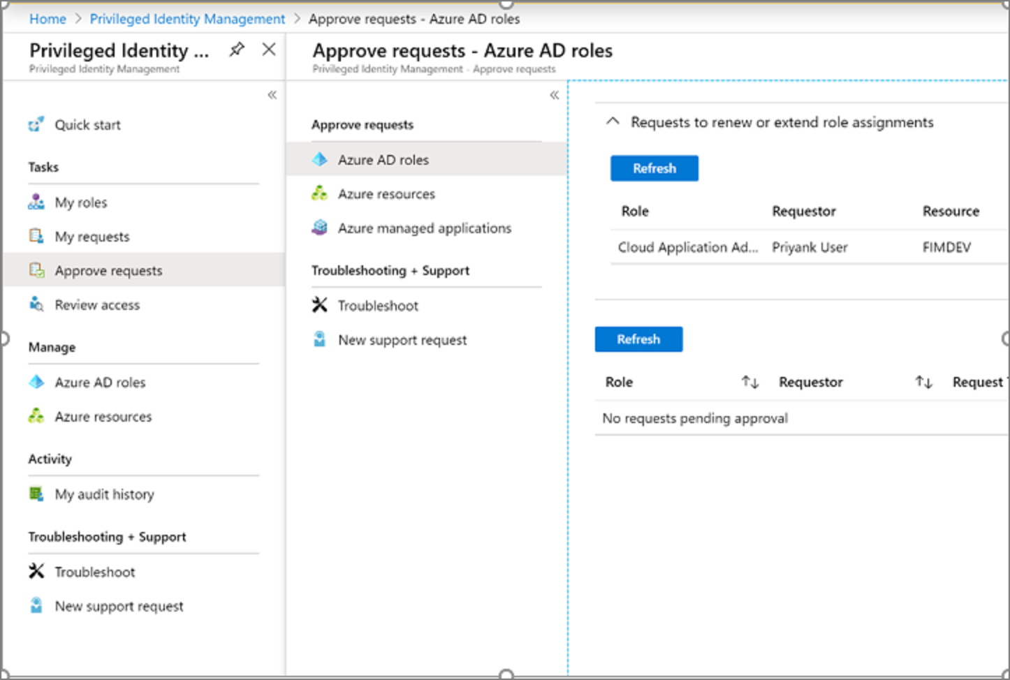 Screenshot: Seite „Anforderungen genehmigen“ mit einer Anforderung zum Überprüfen von Microsoft Entra-Rollen.